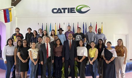Mujeres y hombres de 15 distintas nacionalidades comienzan sus estudios de posgrado en el CATIE