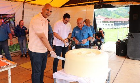 <trp-post-container data-trp-post-id='16565'>Feria del Queso rinde homenaje a director general del CATIE</trp-post-container>