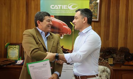 <trp-post-container data-trp-post-id='32733'>ICAFE y CATIE firman convenio para fortalecer la investigación y conservación del café en Costa Rica</trp-post-container>