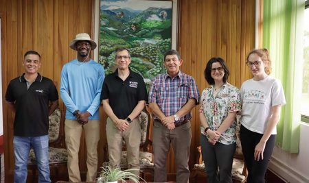 CATIE recibe a estudiantes internacionales que investigan cómo mejorar la calidad del cacao