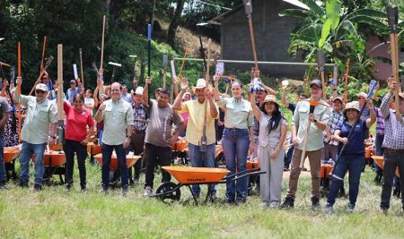 Entregan 112 kits para fortalecer sistemas agroforestales en San Antonio, San Pedro Sula