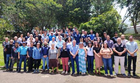 Personas productoras se capacitan en caficultura sostenible como parte de la iniciativa ECOFFEE