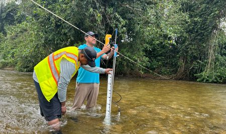 CATIE apoya el monitoreo de sedimentos y salinidad en la Cuenca del Monkey River en Belice