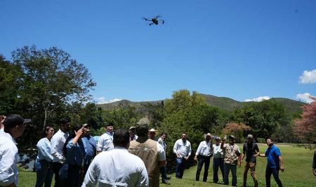 Facilitadores impulsan la ganadería sostenible mediante el uso de drones en Honduras